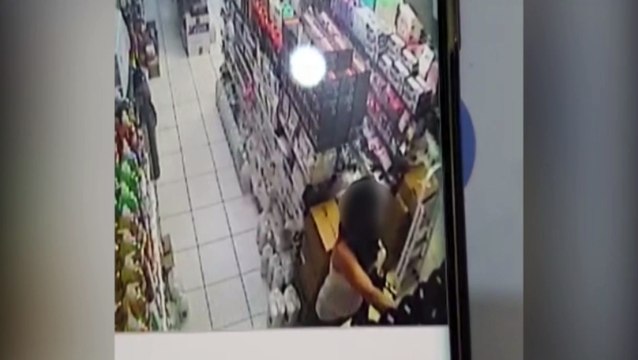 Câmera flagra suposto furto de produtos em loja de cosméticos no Centro