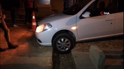 Sürücünün talihsiz anı: Otomobil bir anda çukura daldı