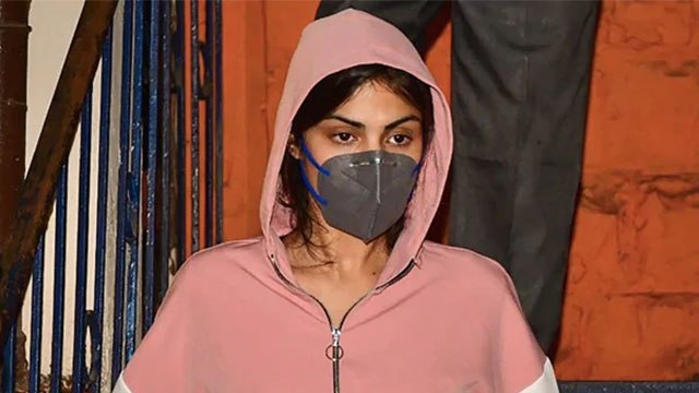 Rhea Chakraborty लेने वाली है Ankita Lokhande पर legal action; Check Out |FilmiBeat