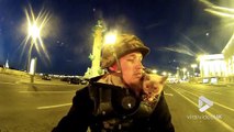 Il fait de la moto avec son chat sur l'épaule
