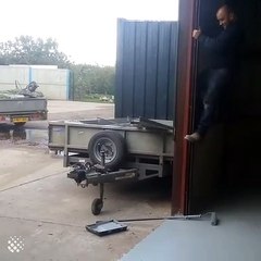 Quand tu veux éviter de marcher sur la peinture fraiche... Raté