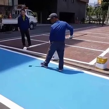 Cet employé fait les peintures du parking à main levée... gros talent