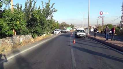 Aydınlatma direğine çarpan otomobil 'kağıt gibi' ikiye katlandı