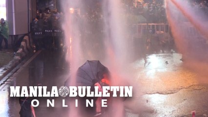 Thailand: Pro-democracy protesters clash with riot police with water canon used