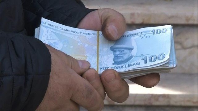 ATM’de unutulan 10 bin lirayı sahibine teslim etti