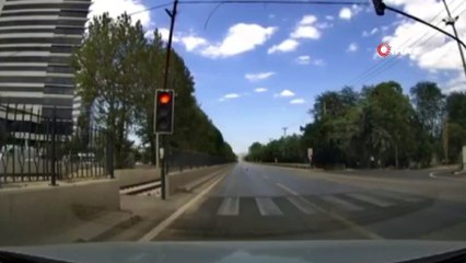 Sürücü yerdeki çöpü klas hareketle aldı