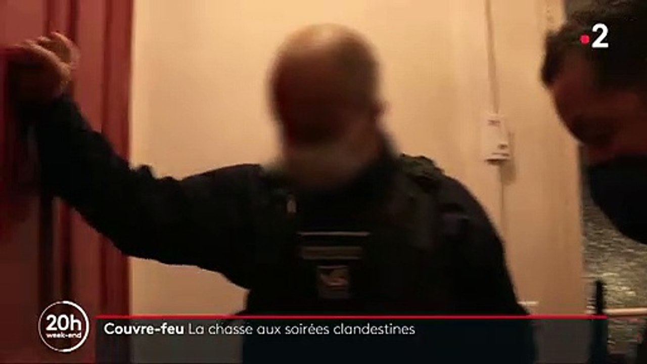 Couvre-feu : Des policiers surprennent une fête dans un domicile mais ne peuvent pas entrer et sont obligés de rebrousser chemin - Regardez