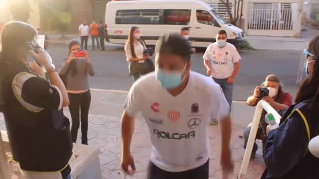 Los aficionados al fútbol en México vuelven a los estadios en una noche mágica