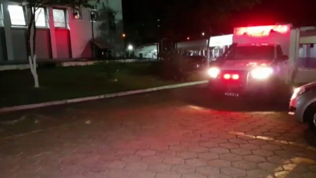 Corpo de jovem morto a facadas é levado ao IML de Cascavel