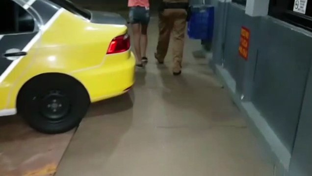 Jovem de 26 anos é detida ao deixar quatro filhos sozinhos em casa de madrugada