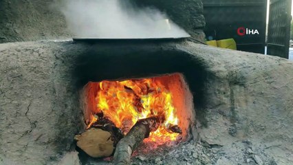 Mardin'in beyaz toprakla mayalanan meşhur üzüm pekmezi tezgahlardaki yerini aldı