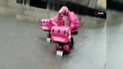 Sağanakta sipariş götüren motosikletli kuryeler suda mahsur kaldı