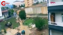 Sultanbeyli'de etkili olan sağanak yağış sonrası üç katlı bir binanın zemin katı suyla doldu