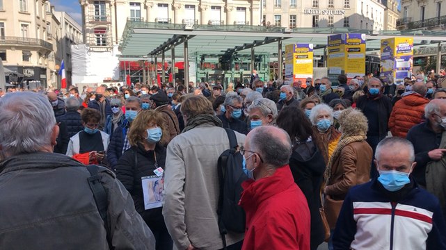 Professeur assassiné : des milliers de personnes rassemblées