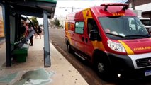 Motorista perde controle, atinge ponto de ônibus e atropela pedestre no Alto Alegre