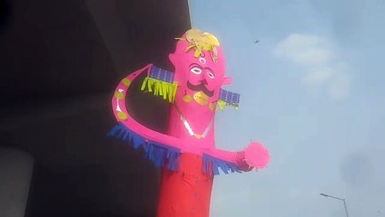 दशहरा के लिए तैयार होते रावण के पुतले
