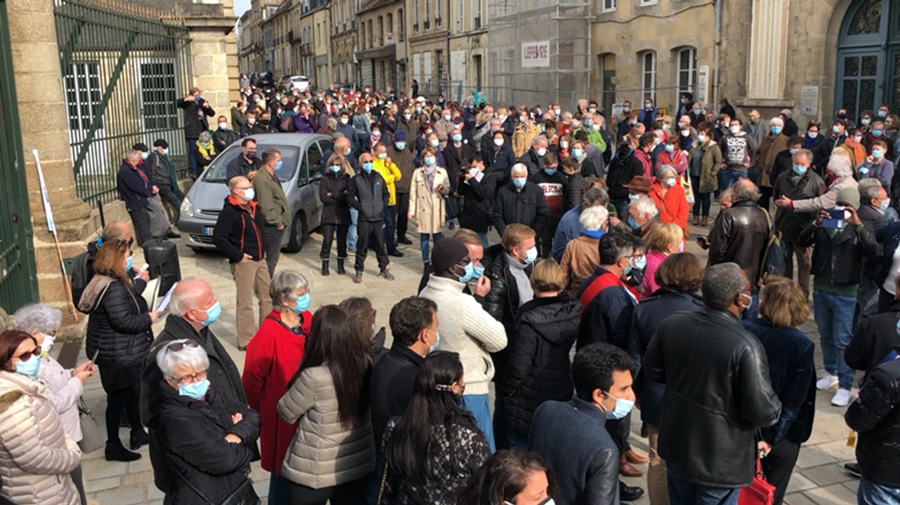 600 personnes rendent hommage au professeur assassiné