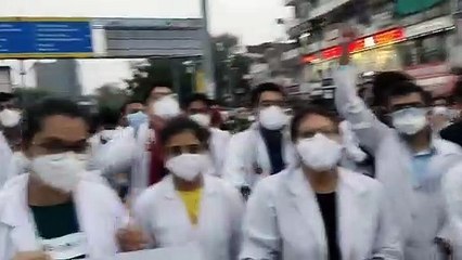 सरकार के खिलाफ मेडिकल छात्रों का प्रदर्शन