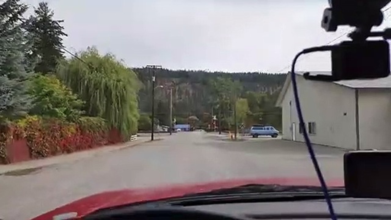 Il traverse en quad un passage à niveau et le train lui passe à quelques centimètres !