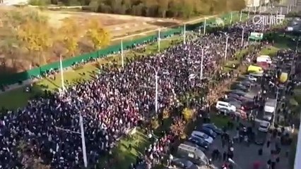 Bélarus: des dizaines de milliers de manifestants malgré la menace de tirs à balles réelles