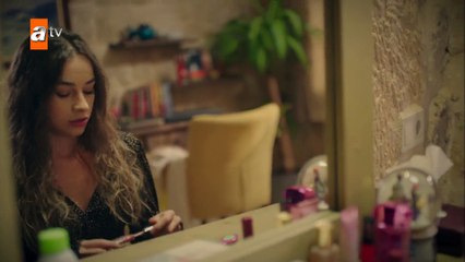 Nisan ve Zeyno evden kaçıp partiye gidiyor!