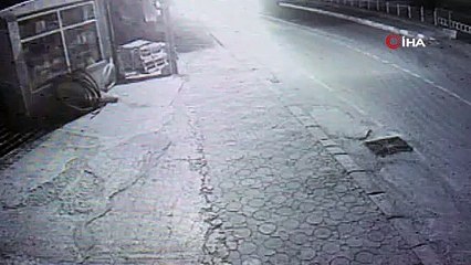 Bursa'da otomobil ile motosiklet çarpıştı! Kaza anı kamerada