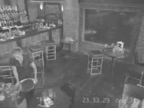 La femme de régis essaye le rôle de serveuse...