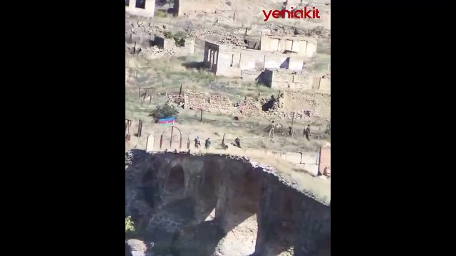 Tarihi Hudaferin Köprüsü'ne Azerbaycan bayrağı dikildi