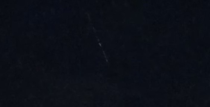 Rastro de luz no céu chama atenção de internautas