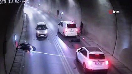 Önce duvara çarptı, sonra aracın altına girdi! O anlar kamerada
