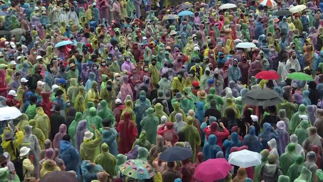 Thai democracy protesters defy ban for 4th day