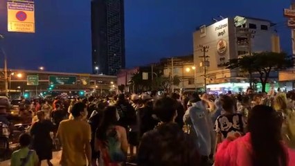 17-10-2563 บรรยากาศผู้ชุมนุมรวมตัวกันจนแน่นขนัดบริเวณวงเวียนใหญ่ ย่านฝั่งธนฯ #ม็อบ17ตุลา