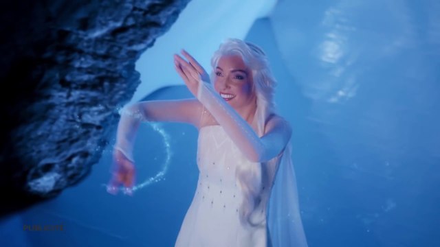 La Reine des Neiges Film - La Fête Givrée - Défilé de mode