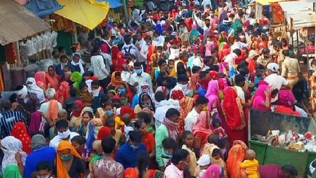 कालिका मंदिर पर उड़ रही सोशल डिस्टेंसिंग की धज्जियां