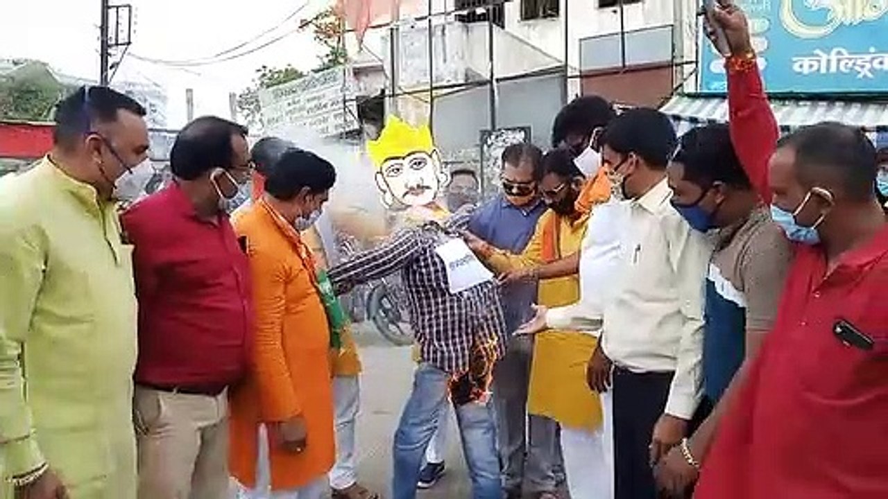 शाजापुर: भाजपा कार्यकर्ताओं ने स्थानीय बस स्टैं...