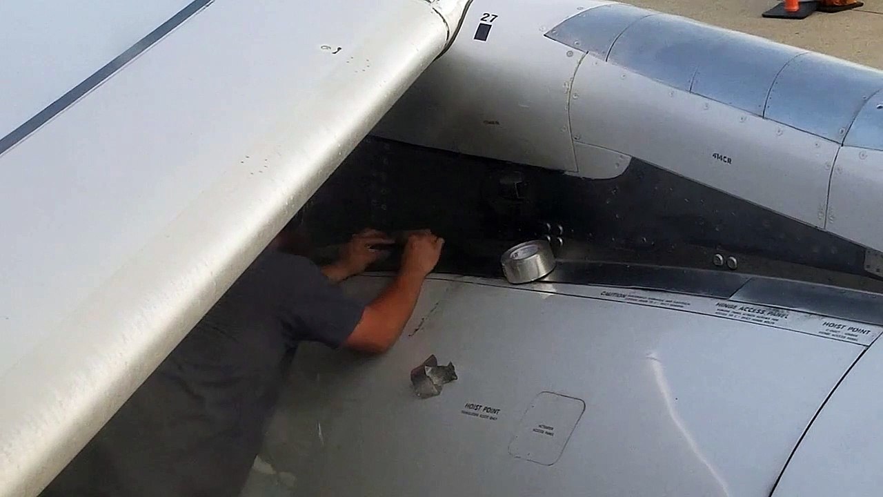 Ce technicien fait une réparation pas très rassurante sur un réacteur d'avion