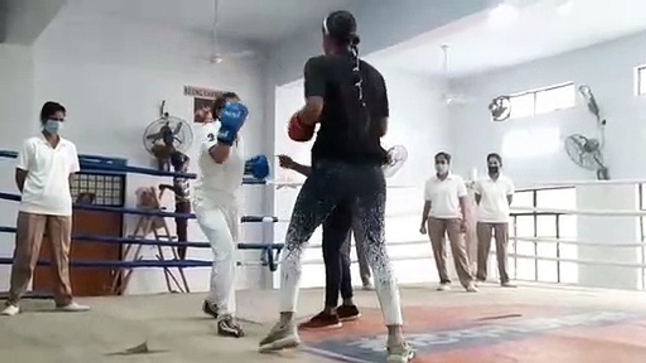 पुलिस कर्मियों को आत्मरक्षा का प्रशिक्षण दिया गया