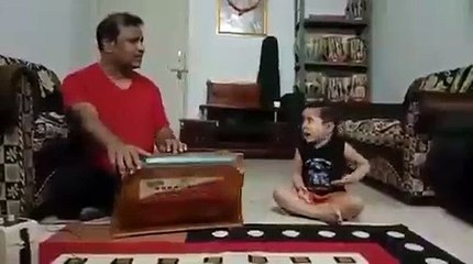 पिता के साथ शास्त्रीय गीत गाकर इस मासूम बच्चे ने लोगों को किया मंत्रमुग्ध, वीडियो वायरल