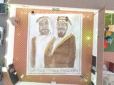 بالقهوة: فنانة سعودية ترسم أكبر لوحة في العالم وتدخل غينيس