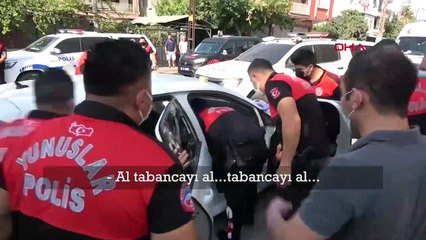 Otomobilde tabancayla uyuyan kişi polisi alarma geçirdi