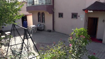 Ahşaba şekil veren genç el