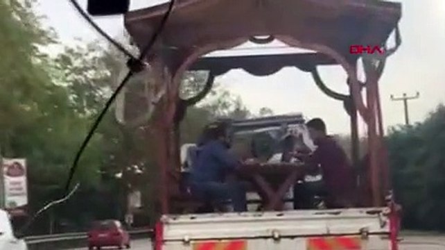 Seyir halindeki kamyonetin kasasında tavla oynadılar