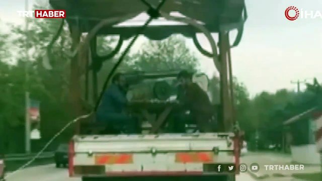 Seyir halindeki kamyonetin kasasında tavla oynadılar
