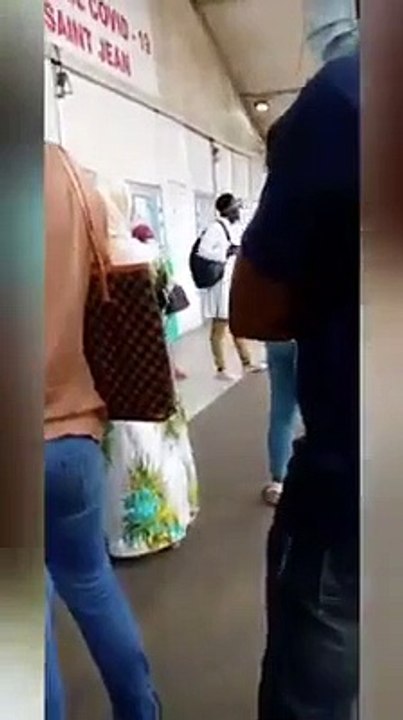 Grève des agents de santé au centre de dépistage Covid-19 de Saint Jean. Revendication de prime Covid-19 de 4 mois Depuis l'ouverture du centre les agents n'ont reçu qu'un mois de salaire sur 5