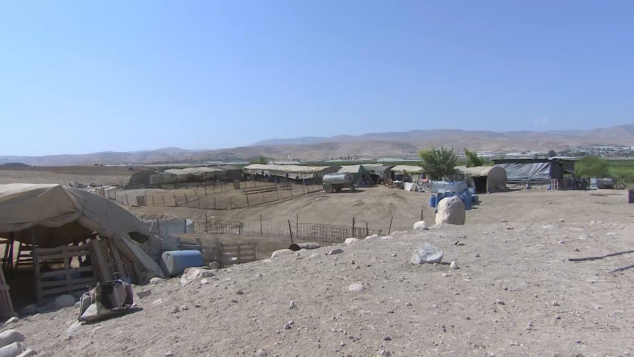 الاحتلال يخطر أهالي خربة الدير في الأغوار الفلسطينية بهدم خيامهم