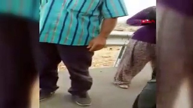 Motosikletli grup, sürücüyü çocuklarının gözü önünde darbetti