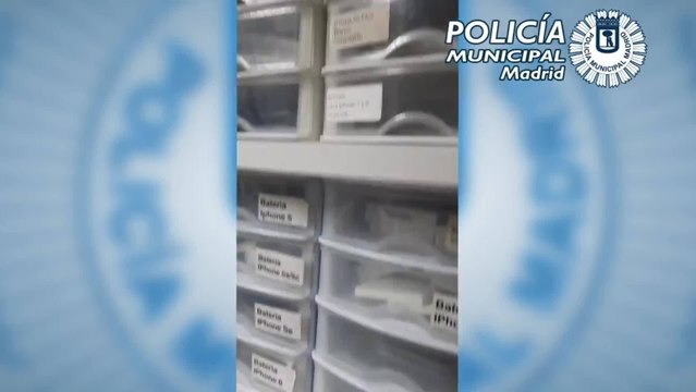 Incautados más de 700 artículos falsificados de telefonía móvil en una tienda del Distrito de Salama