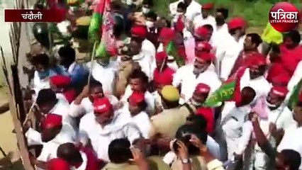 सपाइयों ने डीएम ऑफिस का किया घेराव, राज्यपाल के नाम दिया ज्ञापन