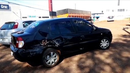 Caminhão e Renault Clio batem em cruzamento no Bairro Maria Luíza