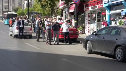 Yevmiyelerini alamayınca çatıya çıktı, vatandaşlar sosyal mesafeyi unuttu